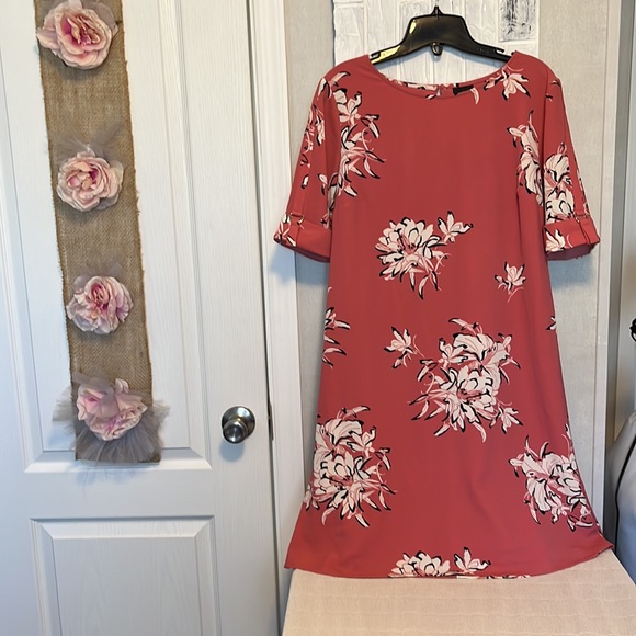 Coral dress with big white flowers, knee length dress, short sleeve dress - Picture 3 of 13